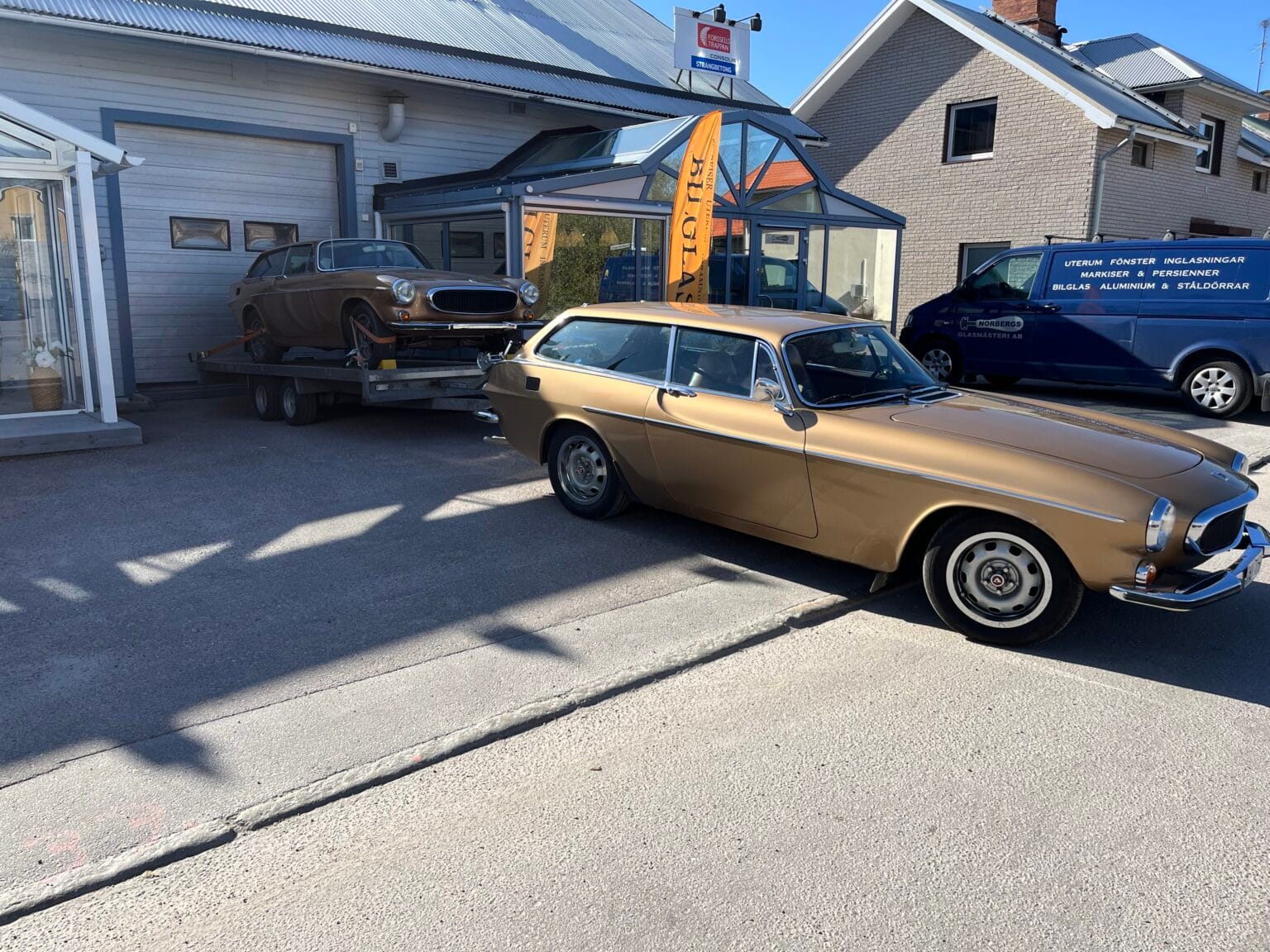 Bilar utanför verkstad